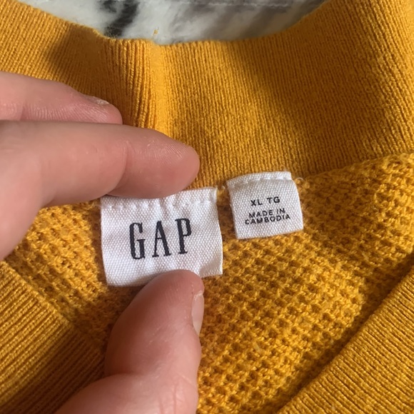 Mustard yellow V-neck sweater - Picture 2 of 3